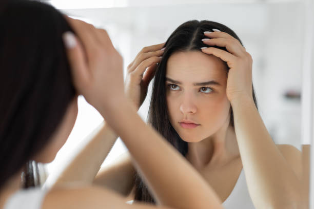 Haarausfall bei Frauen und Männern: Die häufigsten Gründe erklärt