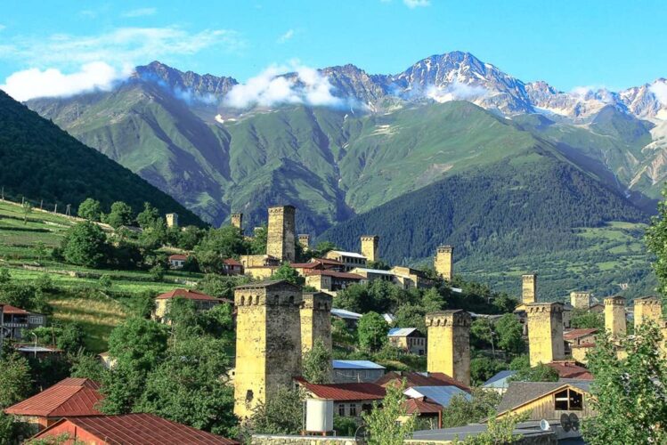 Georgische Heerstraße: Atemberaubende Ausblicke und historische Sehenswürdigkeiten entlang des Kasbek