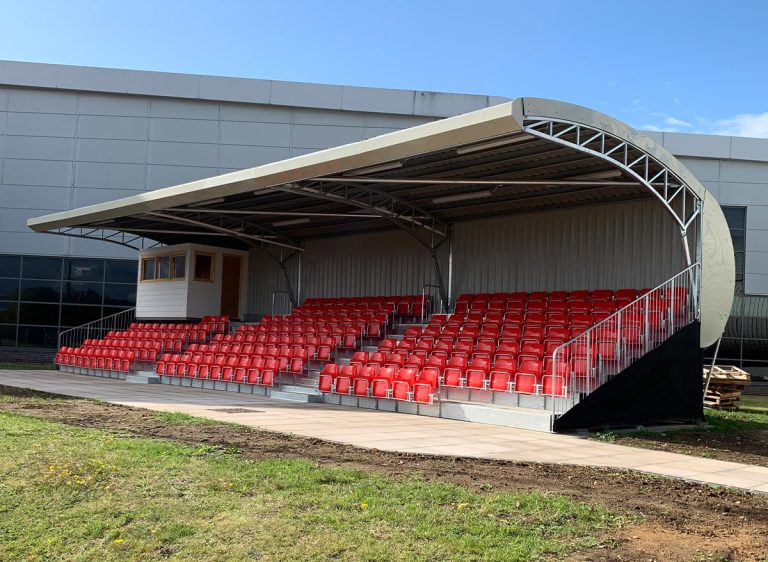 Teleskoptribüne Mehrzweckhalle – Flexible Zuschauertribünen für Sport, Kultur und Veranstaltungen