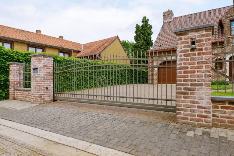 Fassadentore im modernen Hausbau: Ästhetik, Komfort und Funktionalität kombinieren